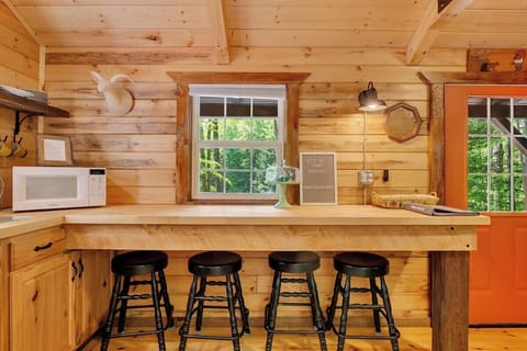 Bon Appétit! Pull Up a Seat and Savor Your Meal in Style - Room for Four at Our Inviting Counter.