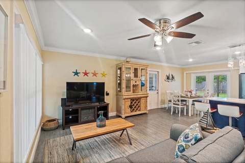 Living room & dining area