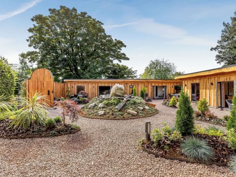 Setting | Pansi - The Secret Garden, Llagadfan, Welshpool