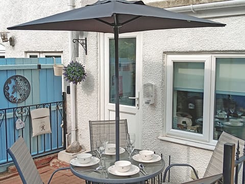 Sitting-out-area | Bumblebee Cottage, Sheringam