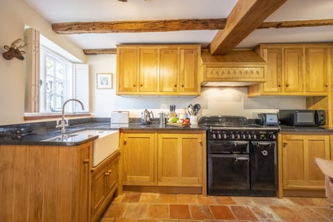 Owl Cottage, Stiffkey: A well equipped country style fitted kitchen