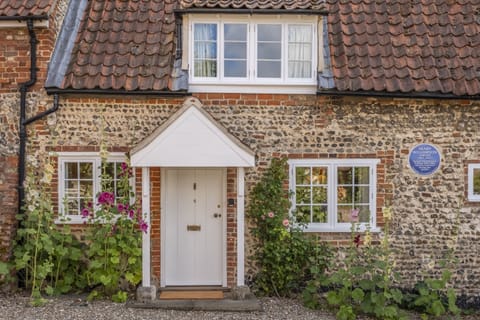 Owl Cottage, Stiffkey: A delightful brick and flint cottage for two