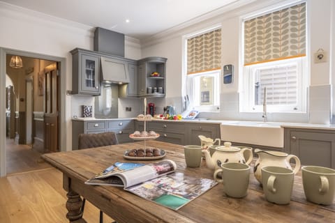 Ground floor: Modern kitchen