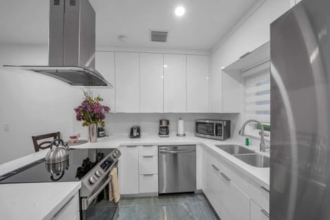 Discover a renovated and modern kitchen that comes equipped with all the essentials for your meal preparation needs.