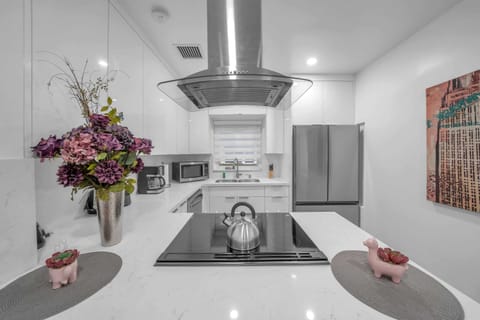 Discover a renovated and modern kitchen that comes equipped with all the essentials for your meal preparation needs.