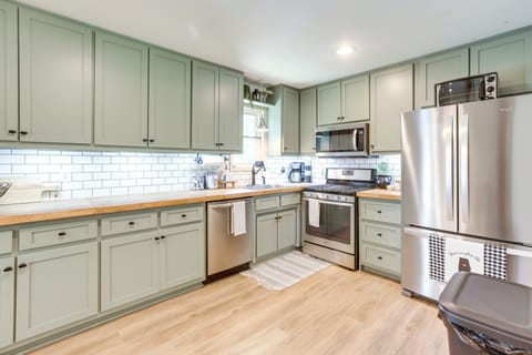 Moody Vacation Rental | 3BR | 2BA | 1,400 Sq Ft | 3 Exterior Steps Required