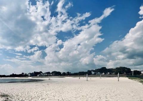 Happy peaceful place! Aqua Cottage is less than a mile to the beach on 1/2 acre