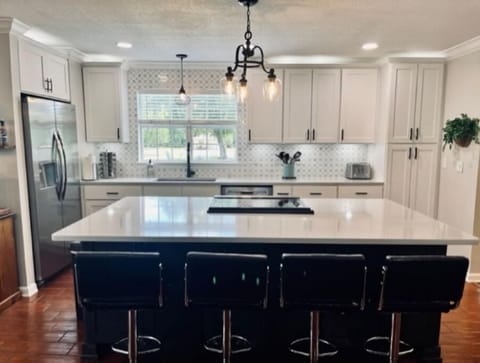 4 bar stools are adjustable and comfortable.