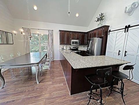 Kitchen/dining area - plenty of seating