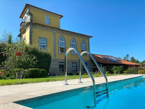 Casa com piscina/barbecue/salão de jogos 
