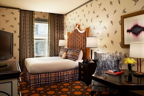 Unit with 1 Queen size bed. Exact unit will be assigned upon arrival. Views, colors and decor may vary.