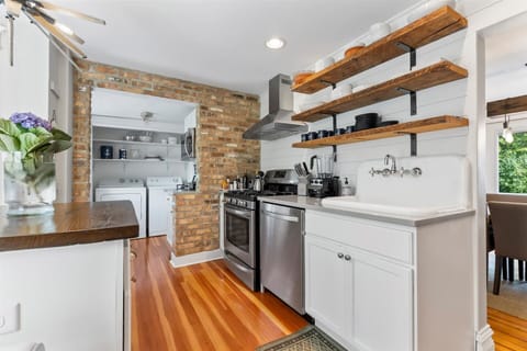 Farmhouse sink, minimalist shelves