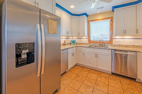 Huge Kitchen! 2 full size fridge, 2 ovens, 2 dishwashers, 2 sinks