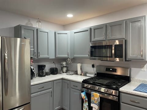 Well stocked kitchen, Mr. Coffee coffee maker, air fryer and toaster.