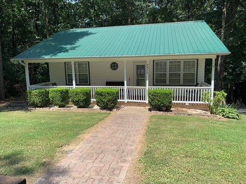 2413 Luther Street Guntersville AL