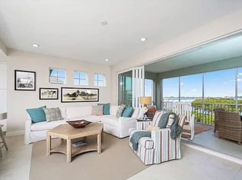 Waterfront and western facing sunset views over Anna Maria sound!