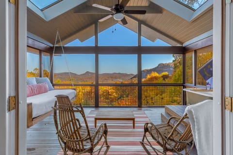 The "Perch!" - Swinging Bed, Outdoor Tub, and VIEWS! 