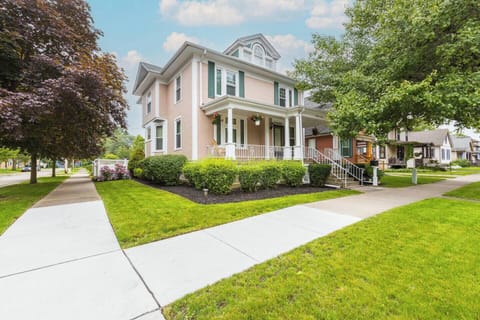Bay Breeze Manor located on Historical Block in charming Bay City