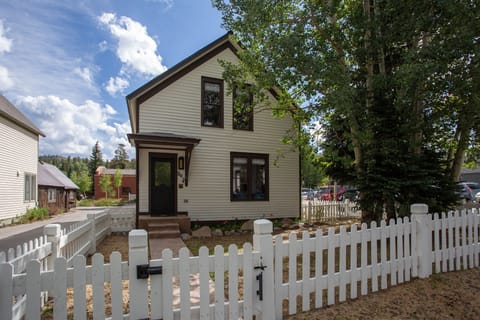 Historic home, full luxury remodel. Walk to Main and Gondola