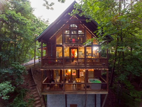 Sky Rider has three levels of fully covered decks having beautiful views of hill-side forest. 