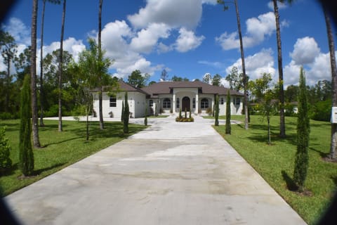 Long driveway with 2.5 acres of privacy
