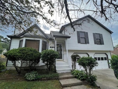 The Corner White House! Front view 