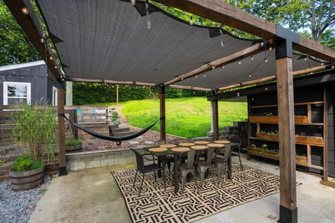 Front & back deck, firepit, 8 seat dining, hammock, swing chairs, rocking chairs