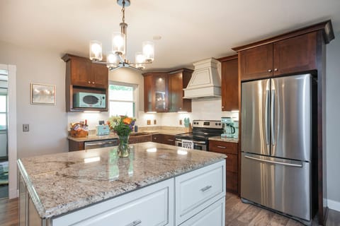 Kitchen, cookware, utensils, plates, bar, everything you need to make meals