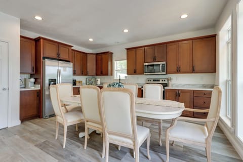 Dining Room | Dishware & Flatware Provided
