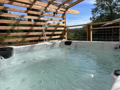 Hot Tub 6-7 person