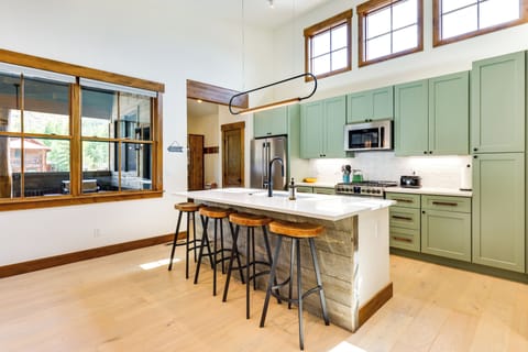 Kitchen | Equipped w/ Cooking Essentials