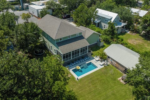 Chateau De La Mar - in the heart of Ocean Springs w/pool. Walk to Downtown!