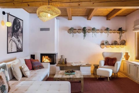 Living room with wood fireplace, smart TV w. Netflix, extendable couch and board games.