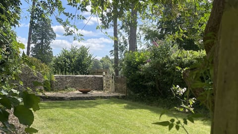 Garden with Firepit, The Roost at Coln, Bolthole Retreats