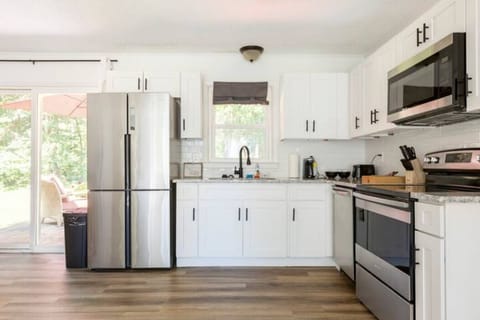 Contemporary and Chic, Fully Equipped Kitchen with Brand new Appliances