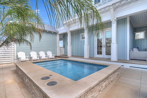 Private Pool & Outdoor Lounge, 1st Floor