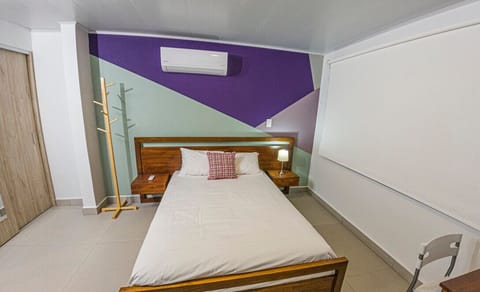 Cama Matrimonia, aire acondicionado, mejor para una estadía placentera.

Double bed, air conditioning, better for a pleasant sta