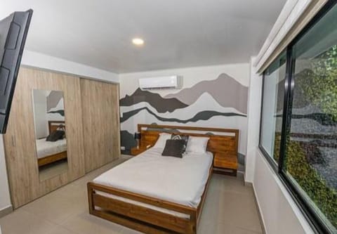 Cama Matrimonia, aire acondicionado, mejor para una estadía placentera.

Double bed, air conditioning, better for a pleasant stay