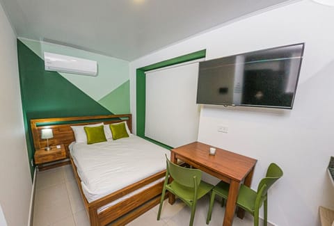 Cama Matrimonia, aire acondicionado, mejor para una estadía placentera.

Double bed, air conditioning, better for a pleasant stay.

