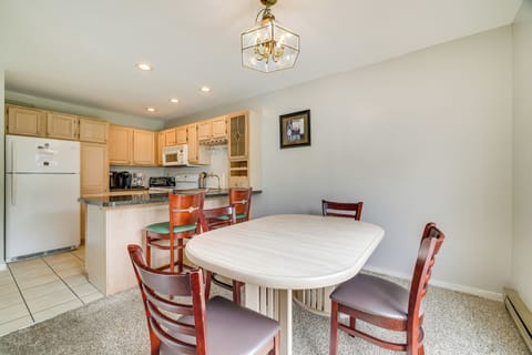 Dining Area | Dishware/Flatware Provided