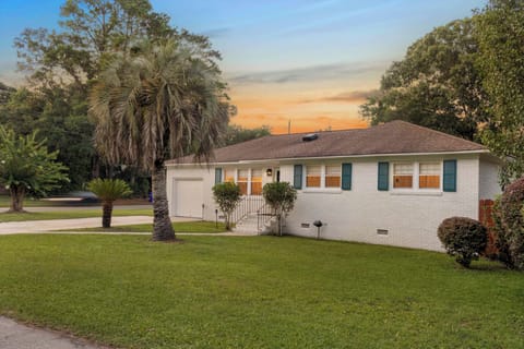 Streetview, Corner Lot with fully enclosed privacy fence!