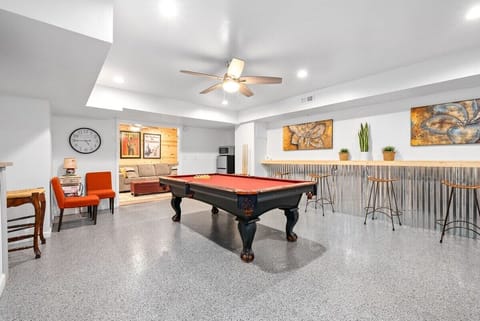 Game Room w/ Pool Table (Downstairs)