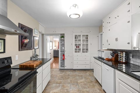 Kitchen #1 (Main Floor)