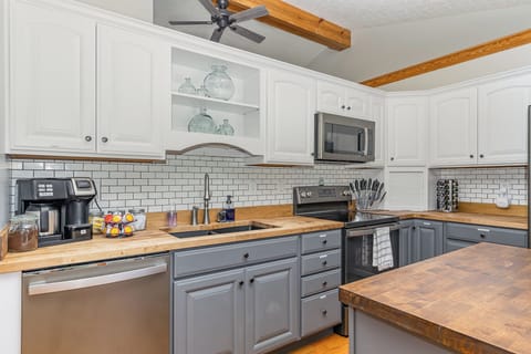 K-cups, tea or ground coffee? Your choice! Sugar/creamer included as well!