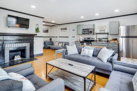 Living Area | Central A/C | Free WiFi | Smart TV | Fireplace (Decorative)