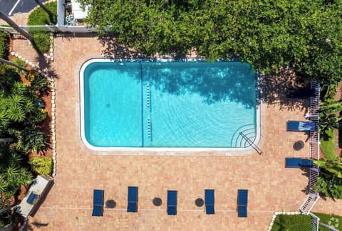 Sunnyside Palms vacation rental resort pool area. 
