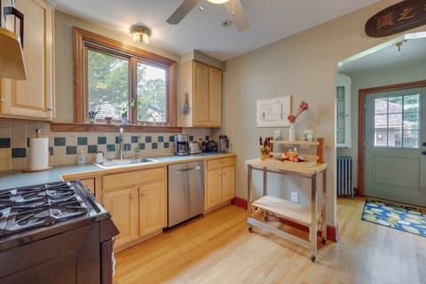 Kitchen | Ice Maker | Toaster