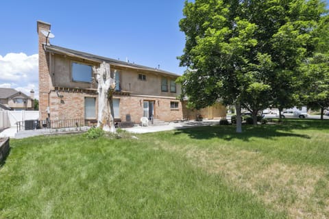 Apartment Exterior | Shared Backyard & Patio | Homeowner On-Site