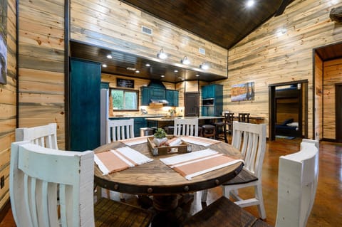 The dining table with 6 seats!