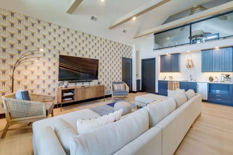 Upstairs Living Area | Smart TV | Central Air Conditioning | Free WiFi